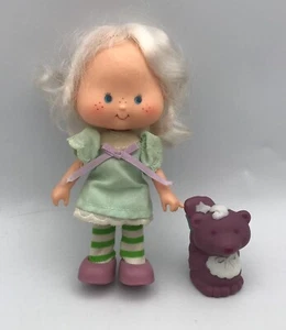 Muñeca de colección Angel Cake Strawberry Shortcake con figura Souffle Skunk - Imagen 1 de 5
