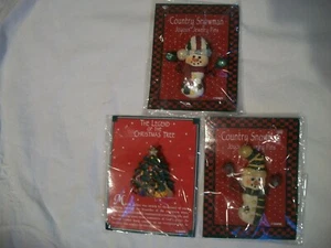 Ganz 2 COUNTRY SNOWMAN JEWELRY Pins + CHRISTMAS TREE Pin New In Package - Picture 1 of 4