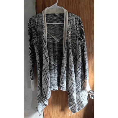 Cárdigan Anthropologie Tiny Boho Tribal Drape Pequeño Negro Blanco Geo Tejido Capas Foto 1 de 4