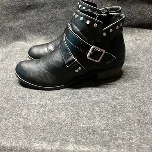 Schwarze Nieten Stiefeletten mit Schnallendetail Damenmode Booties - Bild 1 von 5