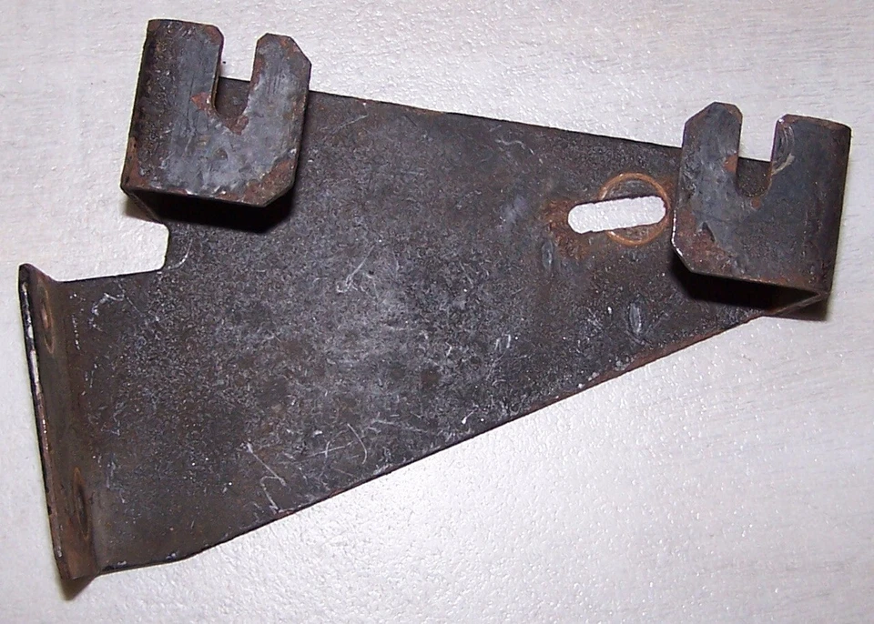 FIAT 124 Spider 2000 FI Fuel Pump Base Mount Black Metal Foto 1 de 2