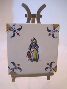 SIGNIERT VINTAGE ROYAL DELFT DE PORCELEYNE FLES PORZELLANFLIESE MÄDCHEN DAME HÄLT PUPPE - Bild 1 von 12