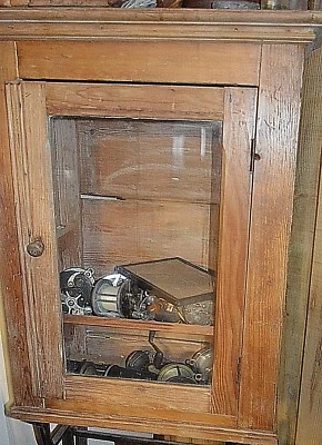 古董原装手工制作木质和玻璃展示柜 — 第 1/4 张图片