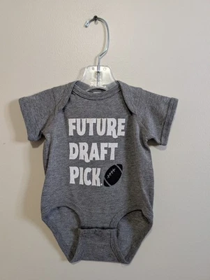 Nuevo con etiquetas Bebé Talla 6M Gris Future Draft Pick Fútbol Una Pieza Foto 1 de 2