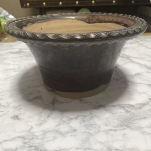 Maceta de cerámica de tamaño mediano para bonsáis con orificios de borde corrugado - Imagen 1 de 5