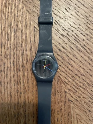 斯沃琪手表 GA102 PINSTRIPE 女式黑色复古收藏品罕见 — 第 1/4 张图片