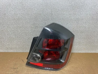 Черный оригинальный правосторонний задний фонарь для Nissan Sentra 2007–2012 годов выпуска V6006 DW - Изображение 1 из 4