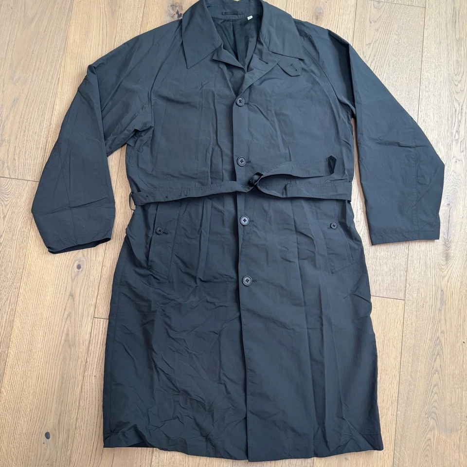 Trench coat masculino UNIQLO U preto carvão cinza com cinto tamanho pequeno - Imagem 1 de 4
