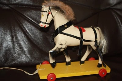 Cheval en bois peint, jouet ancien à tirer,  des années 1970 - Photo 1/4