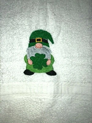 Toalla de mano de baño blanca bordada con trébol para gnomo día de San Patricio  Foto 1 de 3