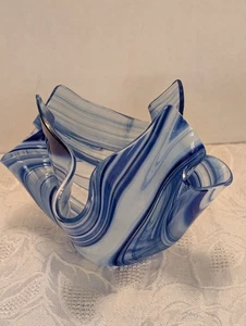 Handgefertigte blau & weiß gewirbelte Kunst Glas gefaltete Taschentuch Schüssel 5"x 5"x 2" - Bild 1 von 8