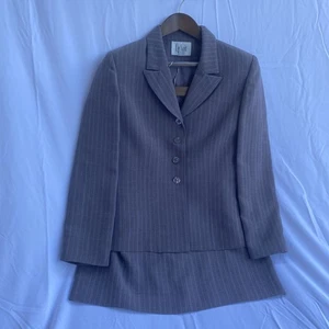 Le Suit Women's 2 Piece Skirt Suit Size 12P Gray Pinstripe Career - Picture 1 of 21
