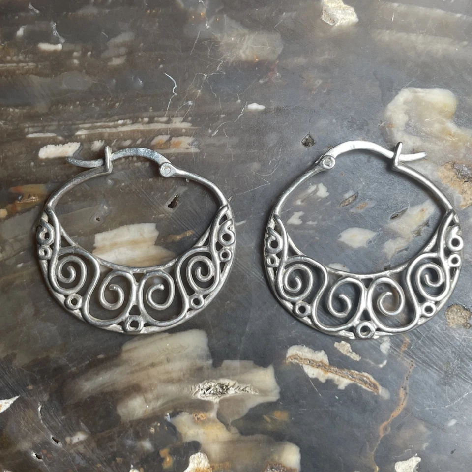 Серьги-кольца Avon из чистого серебра плоские открытые рабочие филигранные с завитками - Изображение 1 из 4