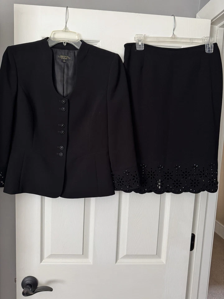 Falda Traje Formal Tahari Talla 4 - Evento Especial/Noche/Boda - Encaje y Joyas Foto 1 de 4