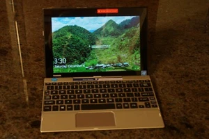 Toshiba Satellite Click 10LXOW Hybrid Tablet 1.44GHz CPU 30GB HDD Windows10 Read - Picture 1 of 12