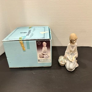 Lladro “Flower Song” #7607 Girl with Basket 1998 Figurine w/ Box - Picture 1 of 12