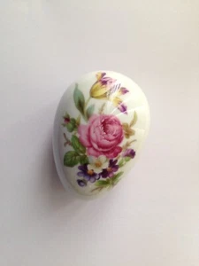 Limoges Fine porcelain egg shaped trinket box white painted flowers Charming vtg - Imagen 1 de 6