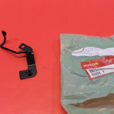 Abrazadera de manguera de freno delantero OEM 45137-MEM-670 NUEVO DE STOCK Honda VTX1300C VTX1300R Foto 1 de 4