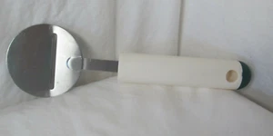 TUPPERWARE #2877 White & Green Pizza Wheel Cutter - 2.75in Blade - Picture 1 of 3