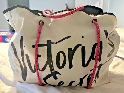 BOLSA DE OMBRO VINTAGE VICTORIA'S SECRET BRANCA ACADEMIA - Imagem 1 de 4
