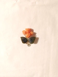 Vintage handgeschnitzte Engelshautkoralle Blume + Jade Anhänger vergoldet Charm - Bild 1 von 3