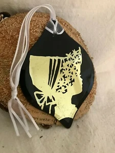 Ornamento in vetro ragazza con cofano sagoma eglomise limone foglia oro - Foto 1 di 4