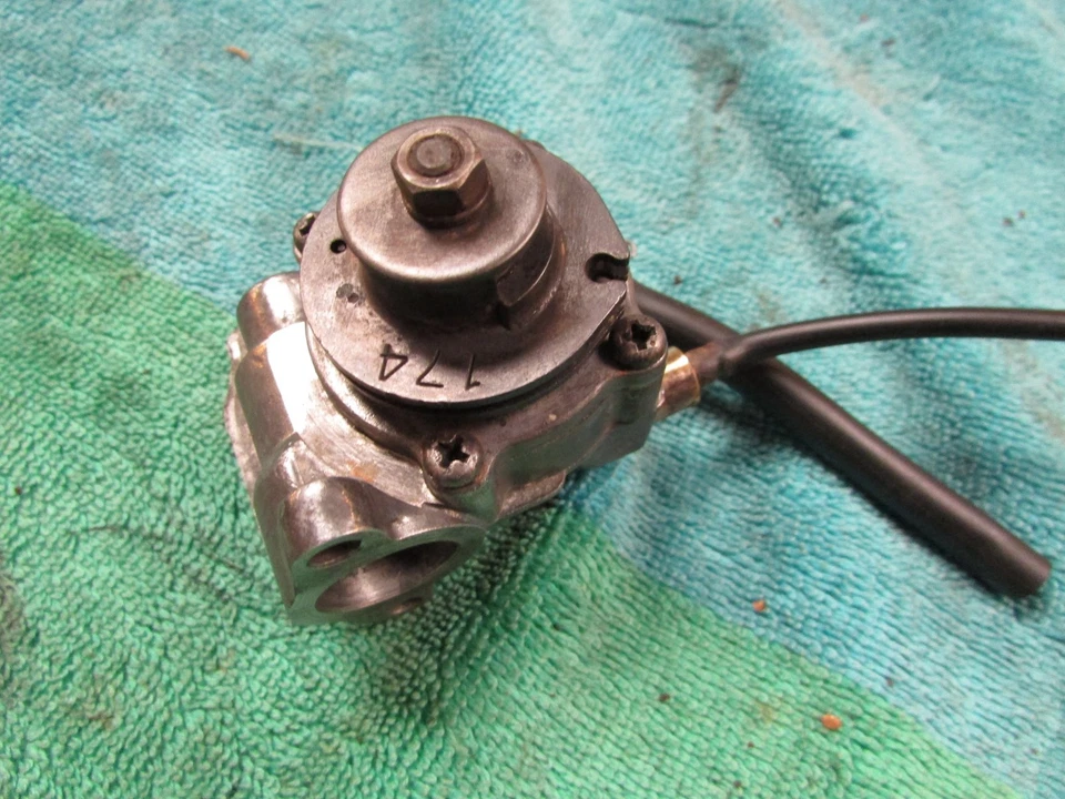 Yamaha DT100 1978 bomba de aceite Foto 1 de 4