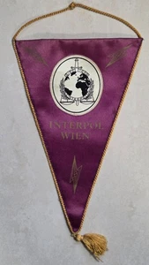 Austria INTERPOL VIENA POLICÍA BANDERÍN insignia OIPC ICPO 26,5 cm rareza antigua - Imagen 1 de 4