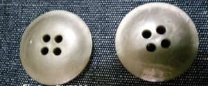 SARTORIA - SET 2 BOTTONI - 4 FORI - 22 MM - GRIGIO - Foto 1 di 2