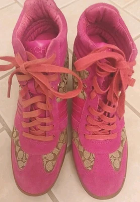 Tênis Coach Alara cano alto anabela camurça rosa quente e jacquard marrom - Imagem 1 de 4