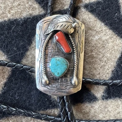 Gravata Bennett Bolo prata nativa americana coral turquesa vintage faroeste - Imagem 1 de 4