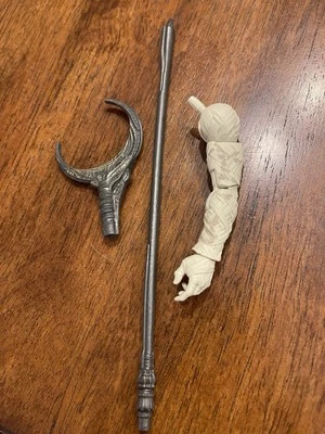 Marvel Legends Caballero Luna Khonshu Construye Una Figura Brazo Izquierdo y Bastón Foto 1 de 3