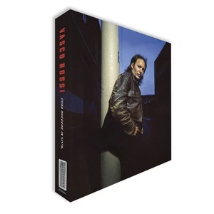 COFANETTO COSA SUCCEDE IN CITTÀ VASCO ROSSI  40TH 2025 BLASCO FAN CLUB NUOVO - Foto 1 di 8