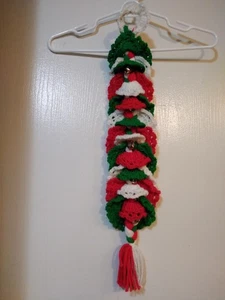 Vintage Handarbeit gehäkelt Wandbehang und Kranz Wohndeko rot grün weiß Glocken - Bild 1 von 9