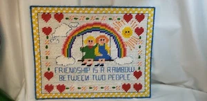 VINTAGE KUNSTSTOFF LEINWAND NADELSPITZE FREUNDSCHAFT IST EIN REGENBOGEN ZWISCHEN 2 PERSONEN FERTIG - Bild 1 von 5