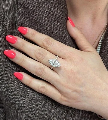 Anillo de compromiso de diamantes cultivados en laboratorio marquesa E/VVS2 5,55 quilates de oro amarillo de 14 k Foto 1 de 4