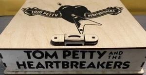 Caja grabada con láser con temática de madera hecha a mano personalizada de Tom Petty - Imagen 1 de 7