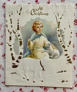 Delantero de tarjeta vintage de mediados de siglo en relieve de Navidad pastor niño oveja corderos - Imagen 1 de 2