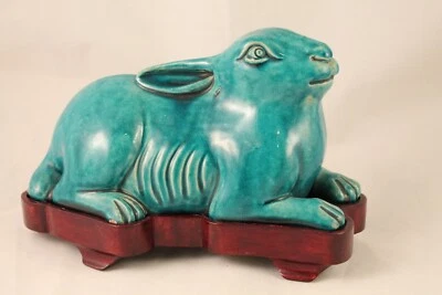 Antigua estatuilla de conejo reclinado esmaltado turquesa chino Foto 1 de 4