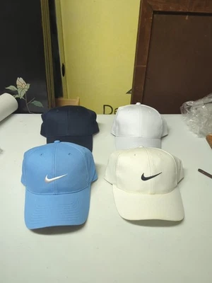 Lote de 4 sombreros 2 Nike y 2 similares estilo uno Nike con etiquetas Foto 1 de 4