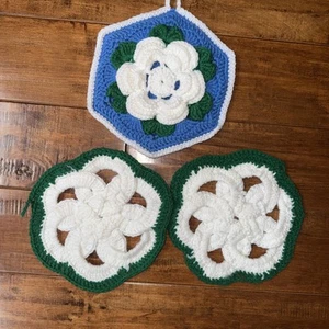 3 Vintage Blumen gehäkelt Rose Oma blau & grün Ornament hängend Untersetzer Topf - Bild 1 von 5