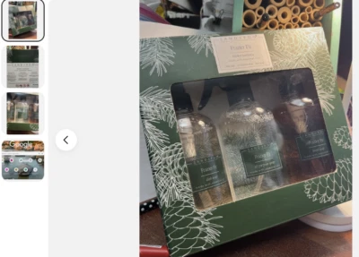 Juego de regalo esenciales de cocina arena + niebla. 3 piezas 14 oz. Ea Frazier aroma a abeto. Nuevo en caja Foto 1 de 3