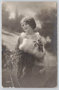 Postal RPPC Hermosa Mujer Joven Piel Mano Guante Estudio Retrato Bonne Année - Imagen 1 de 5