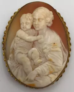Antica spilla cammeo conchiglia piena oro giallo rivolta a sinistra tenuta madre e figlio - Foto 1 di 10