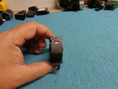 SUZUKI KIZASHI 10 11 12 13 OEM INTERRUPTOR DE JANELA TRASEIRA ESQUERDA DIREITA - Imagem 1 de 2