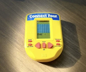 CONNECT FOUR 4 GIOCO ELETTRONICO PORTATILE DI MILTON BRADLEY TESTATO FUNZIONA BENISSIMO - Foto 1 di 7