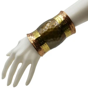 Ornamentado 3 tonos Brass Cuff Wide Metal Ethnic Gauntlet Gypsy Hammered Boho Cuff - Imagen 1 de 2