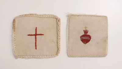 Anciens 2 Reliquaires ex-voto en tissus Sacré Coeur et Croix XXe siècle - Photo 1/4