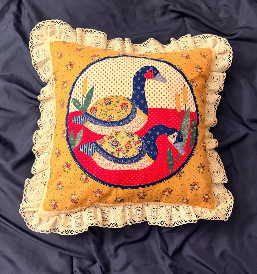 Almohada con volantes de gansos hecha a mano de colección 17x17 marrón floral cabaña Grannycore Foto 1 de 4