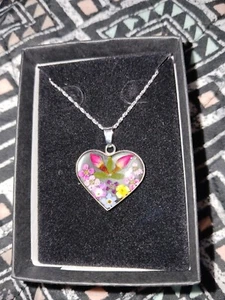 📿 Floral Pendant/Charm Necklace With 18" Silver Plated Chain Women's Jewelry!! - Picture 1 of 2
